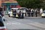 En masse betjente bag en afspærring