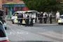 En masse betjente bag en afspærring