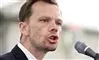 mand taler ind i mikrofon