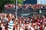 fodboldfans ser fodbold på storskærm