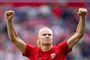 fodboldspiller jubler efter scoring
