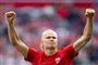 fodboldspiller jubler efter scoring