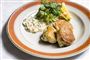 Tre fiskefrikadeller på en tallerken med remoulade og citron.