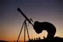 person kigger i teleskop