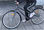 pige på grå cykel