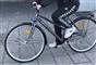 pige på grå cykel