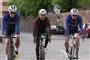 kronprins frederik på cykel sammen med to andre 