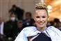 Caroline Wozniacki i galla tøj og stort smil. 