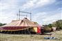 Cirkus Arena Telt med to lastbiler holdene på vej ud.
