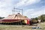 Cirkus Arena Telt med to lastbiler holdene på vej ud.