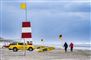 livreddertårn og redningskøretøj på strand