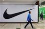 Mand går forbi lukket Nike-butik