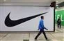 Mand går forbi lukket Nike-butik