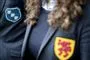 person med jakke med emblem