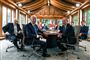 G-7 leder sidder ved bord