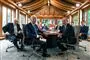 G-7 leder sidder ved bord