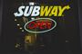skilt foran subway restaurant
