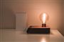 en designerlampe/pære på et bord