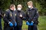 politifolk med masker