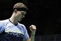 En badmintonspiller ved nettet
