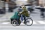 Papfædre gør en ekstra stor indsats med at drøne afsted på cykel for at aflevere og hente i institution, passe og putte i hverdagen og lære fra sig om stort og småt for at bevise, at de både er attraktive mænd og faderfigurer, mener sociolog. Colourbox