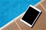En tablet ved en pool
