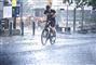 En cyklist i skybrud