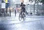 En cyklist i skybrud