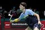 En badmintonspiller ved nettet