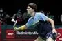 En badmintonspiller ved nettet
