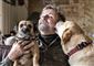 Poul Thomsen med to hunde