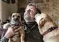 Poul Thomsen med to hunde