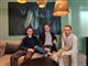 tre fyre i en sofa