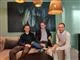 tre fyre i en sofa