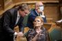 to personer taler sammen i folketinget 