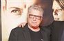 mand poserer ved premiere 