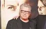 mand poserer ved premiere 