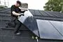 solceller lægges på tag