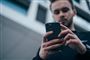 person med mobiltelefon