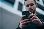person med mobiltelefon
