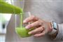 en mand hælder noget ulækkert grønt op i et glas