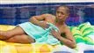 kvinde i en pool