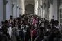 Folk stimler sammen i den officielle præsidentbolig i Sri Lanka, 