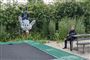 Et barn hopper i trampolin