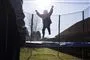 et barn hopper i trampolin