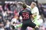 To fodboldspillere og en bold