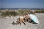 folk ligger og solbader på strand