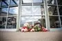 Blomster foran et shoppingcenter