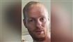 mand kigger ind i kameraet