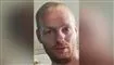 mand kigger ind i kameraet